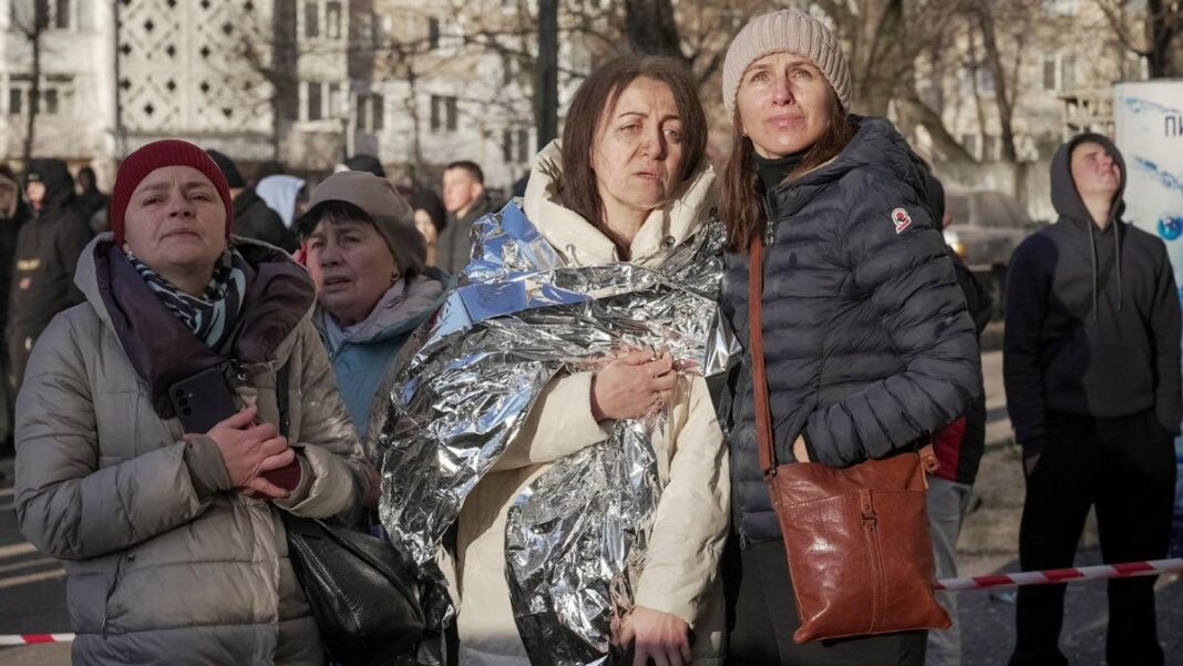 Mulheres ucranianas são acolhidas com mantas e agasalhos para amenizar o frio