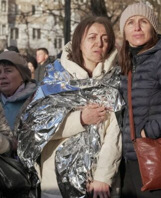 Mulheres ucranianas são acolhidas com mantas e agasalhos para amenizar o frio