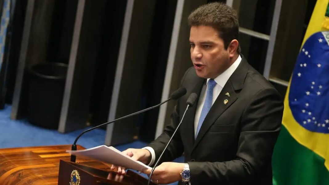 Governador do Acre fala ao microfone em sessão no Congresso