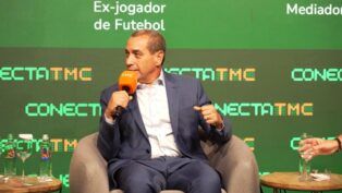 Zinho de terno e gravata durante o ConectaTMC