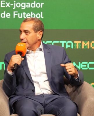 Zinho de terno e gravata durante o ConectaTMC