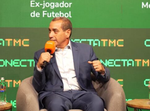 Zinho de terno e gravata durante o ConectaTMC