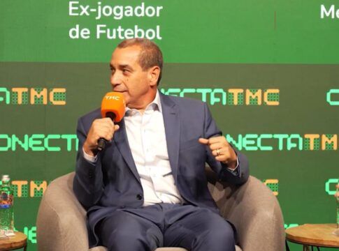 Zinho de terno e gravata durante o ConectaTMC