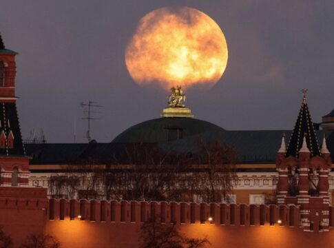 Superlua vista sobre o Kremlin, em Moscou