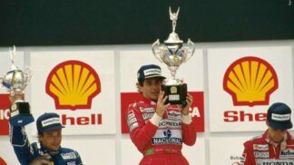 Ayrton Senna levanta troféu ao fim do GP do Brasil de 1991