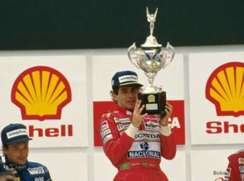 Ayrton Senna levanta troféu ao fim do GP do Brasil de 1991