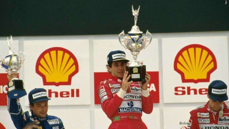 Ayrton Senna levanta troféu ao fim do GP do Brasil de 1991
