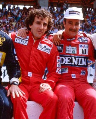 Ayrton Senna, Alain Prost, Nigel Mansell e Nelson Piquet estão sentados numa mureta com seus macacões durante um GP