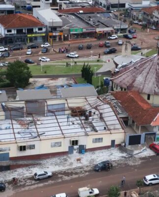 Imagem da cidade De Rio Bonito do Iguaçu devastada, com um grande galpão em ruínas