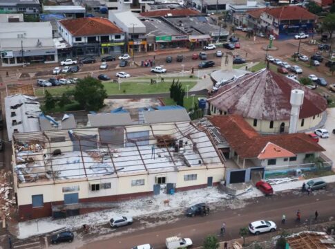Imagem da cidade De Rio Bonito do Iguaçu devastada, com um grande galpão em ruínas