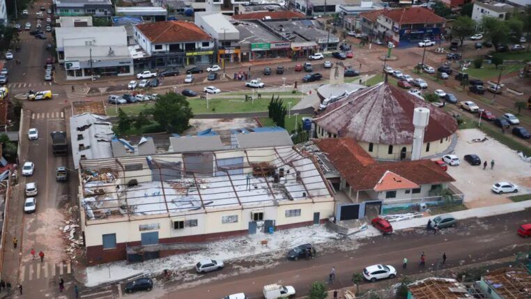 Imagem da cidade De Rio Bonito do Iguaçu devastada, com um grande galpão em ruínas