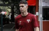 Meio-campista Oscar, do São Paulo, durante viagem do elenco do clube