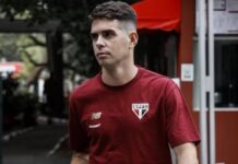 Meio-campista Oscar, do São Paulo, durante viagem do elenco do clube