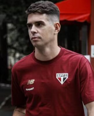 Meio-campista Oscar, do São Paulo, durante viagem do elenco do clube