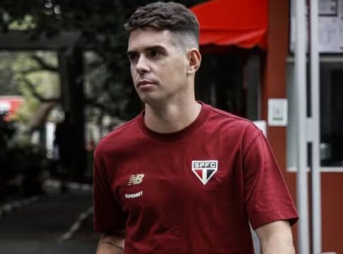 Meio-campista Oscar, do São Paulo, durante viagem do elenco do clube