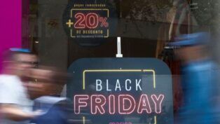Fachada de lojas na Avenida Paulista com ofertas da Black Friday