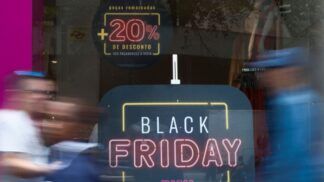Fachada de lojas na Avenida Paulista com ofertas da Black Friday