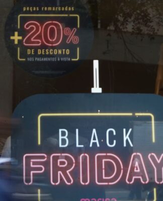 Fachada de lojas na Avenida Paulista com ofertas da Black Friday