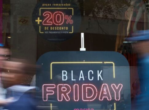 Fachada de lojas na Avenida Paulista com ofertas da Black Friday