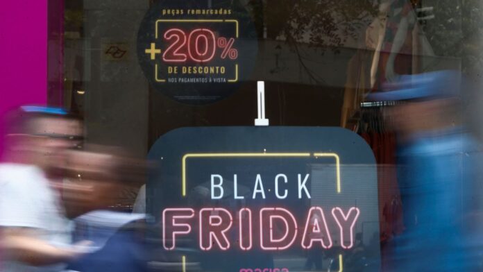 Fachada de lojas na Avenida Paulista com ofertas da Black Friday