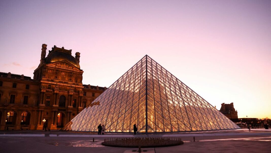 Imagem externa da pirâmide de vidro do Museu do Louvre