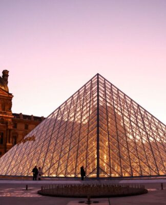 Imagem externa da pirâmide de vidro do Museu do Louvre