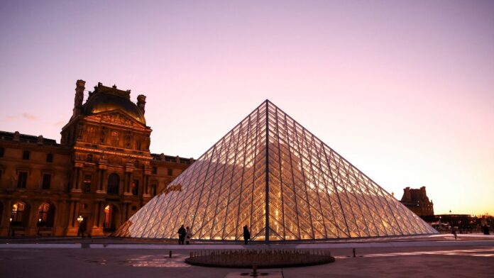 Imagem externa da pirâmide de vidro do Museu do Louvre