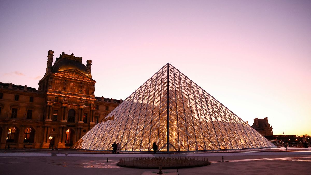 Imagem externa da pirâmide de vidro do Museu do Louvre