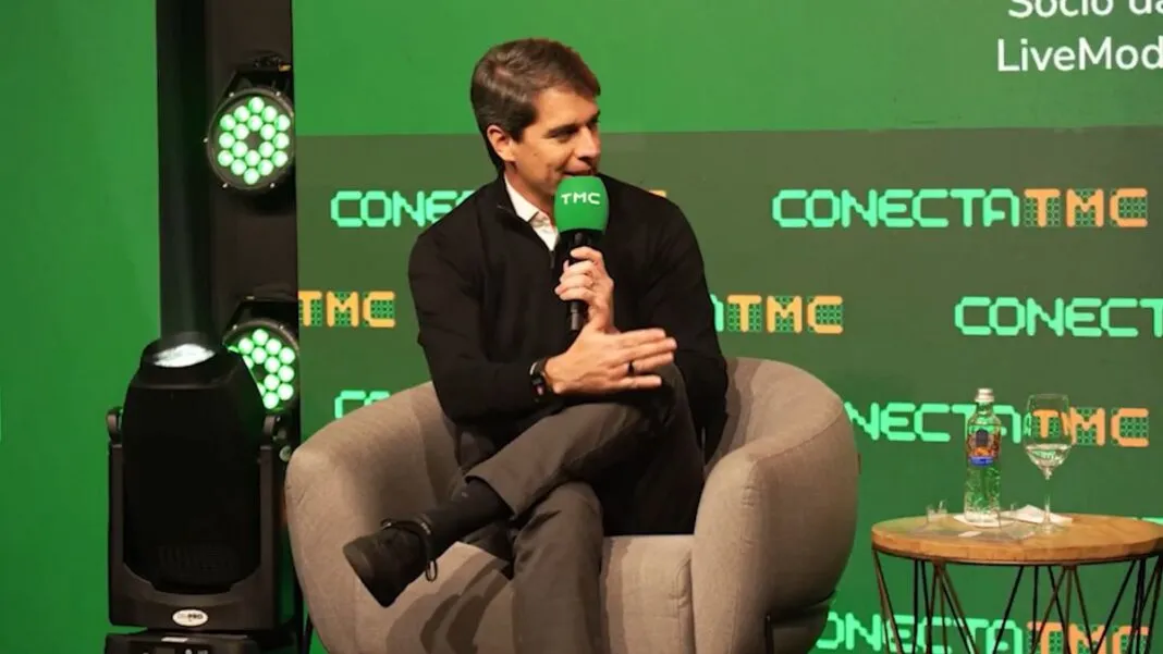 Christian Mutzig de terno falando durante o ConectaTMC