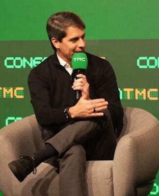 Christian Mutzig de terno falando durante o ConectaTMC