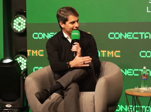 Christian Mutzig de terno falando durante o ConectaTMC