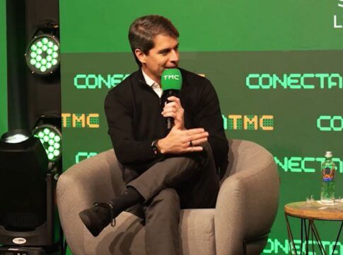 Christian Mutzig de terno falando durante o ConectaTMC