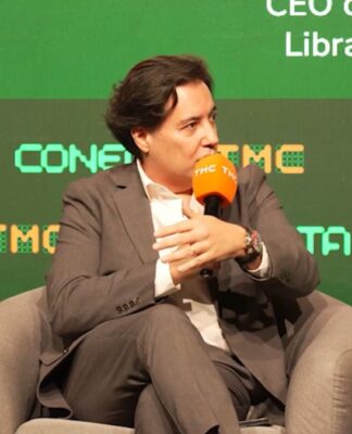 Silvio Matos, de paletó, falando durante o ConectaTMC