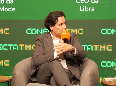 Silvio Matos, de paletó, falando durante o ConectaTMC