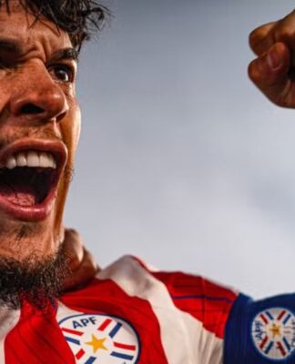 Gustavo Gomez comemorando pela Seleção Paraguaia