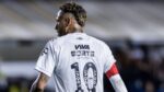 Neymar está de costas, com a camisa 10 do Santos, no gramado