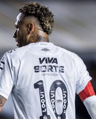 Neymar está de costas, com a camisa 10 do Santos, no gramado