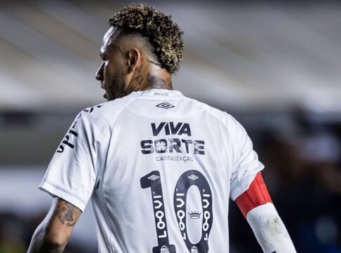 Neymar está de costas, com a camisa 10 do Santos, no gramado