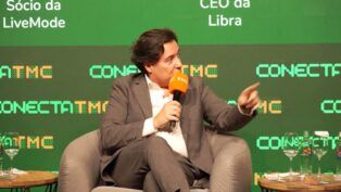 Silvio Matos, de paletó, falando durante o ConectaTMC