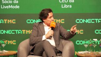 Silvio Matos, de paletó, falando durante o ConectaTMC