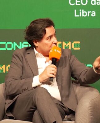 Silvio Matos, de paletó, falando durante o ConectaTMC