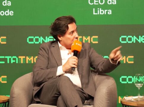 Silvio Matos, de paletó, falando durante o ConectaTMC