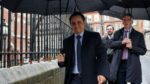 Felipe Massa segura guarda-chuva a caminho do tribunal em Londres