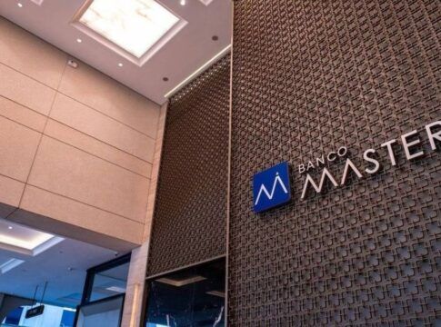 Fachada de um prédio com logo do Banco Master