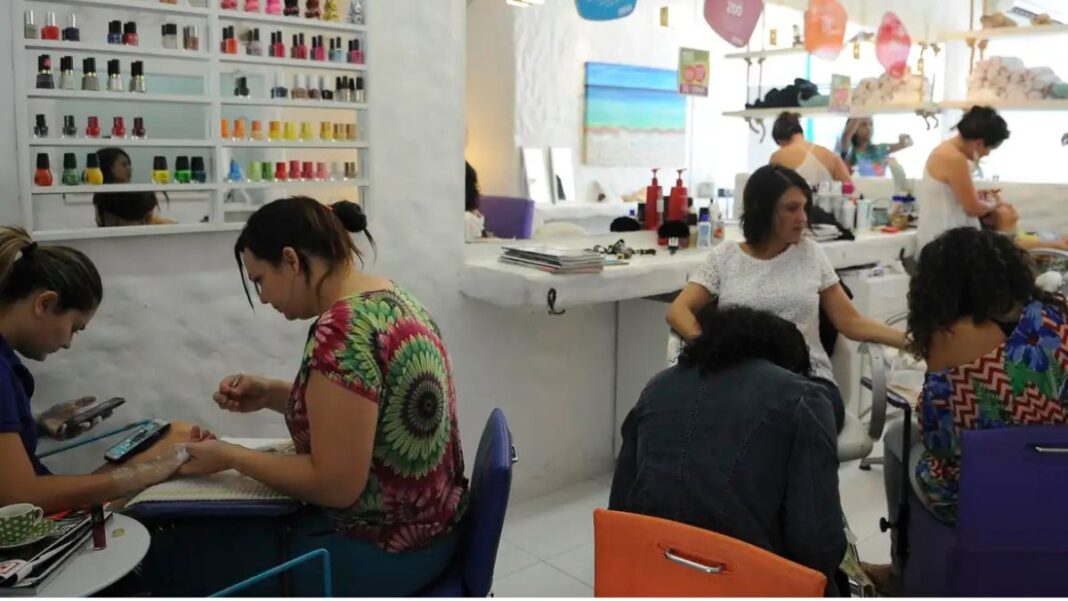 Funcionárias de um salão de beleza trabalhando