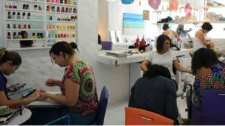 Funcionárias de um salão de beleza trabalhando