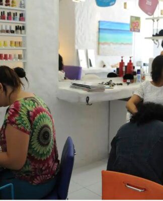 Funcionárias de um salão de beleza trabalhando