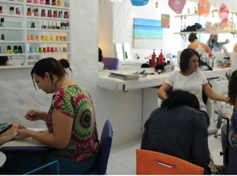 Funcionárias de um salão de beleza trabalhando