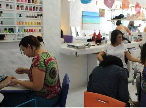 Funcionárias de um salão de beleza trabalhando