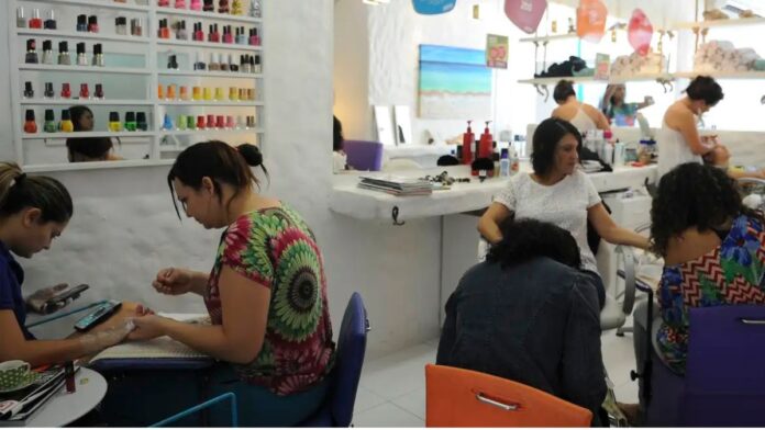 Funcionárias de um salão de beleza trabalhando